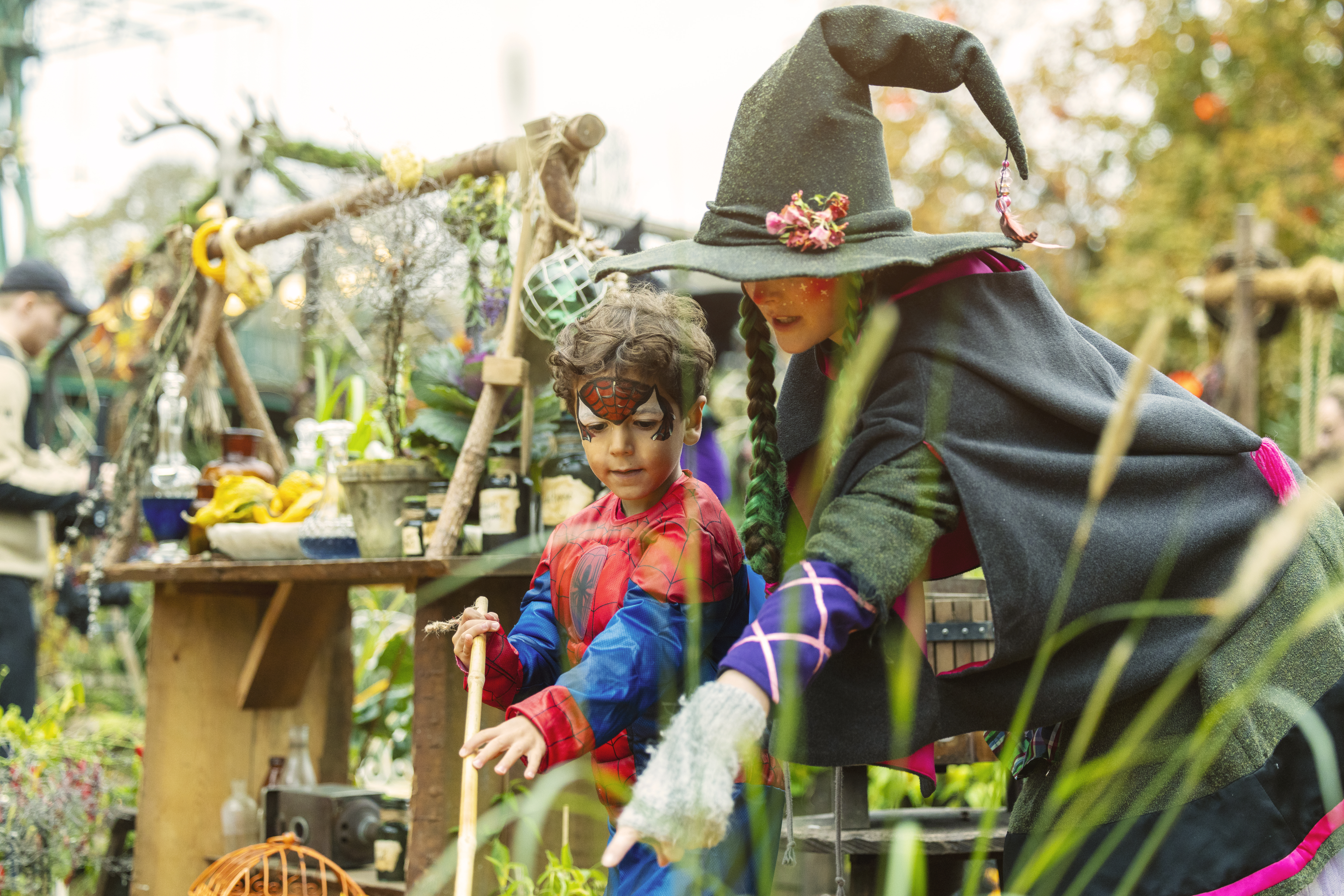 Lille pige laver blomsterdekoration