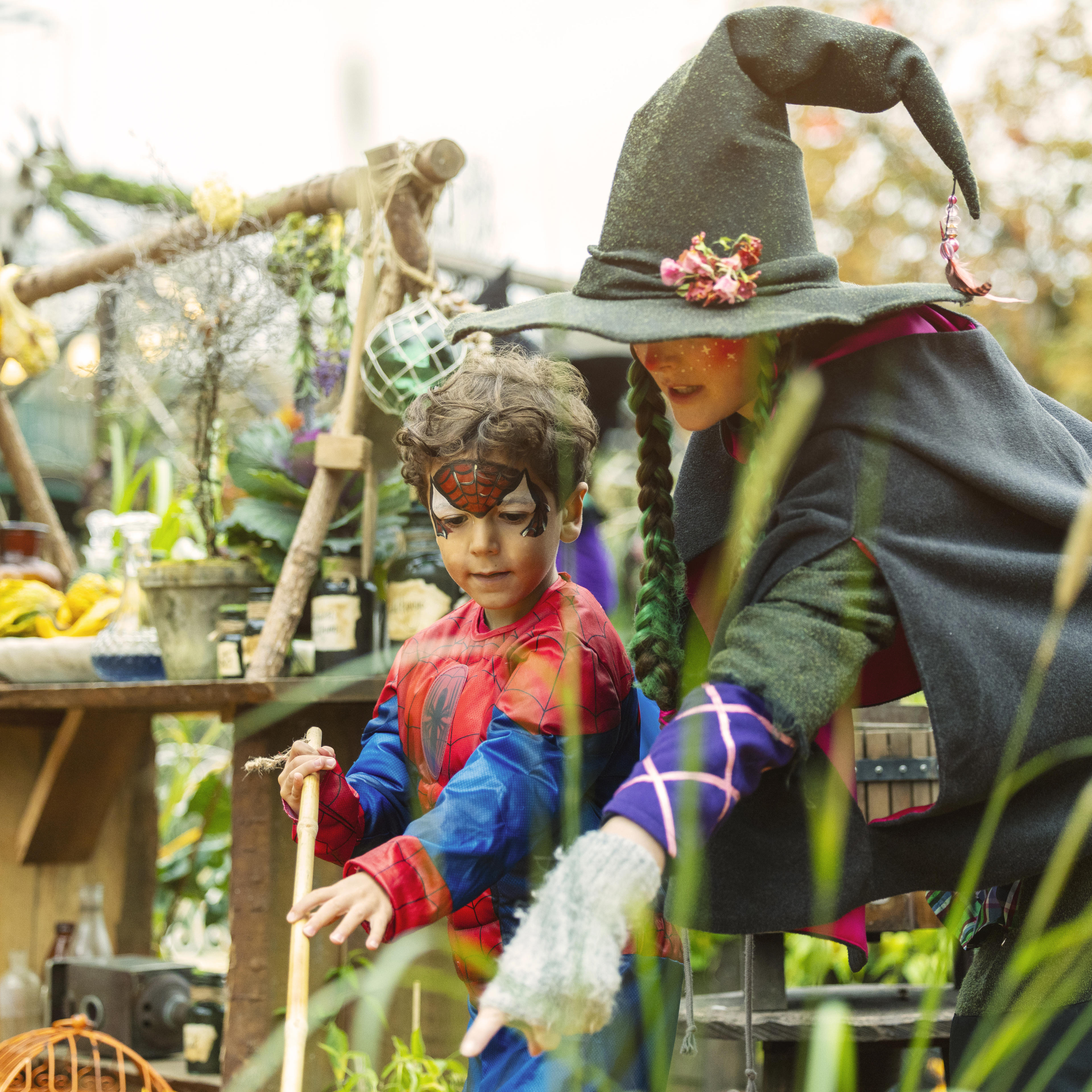 Lille pige laver blomsterdekoration